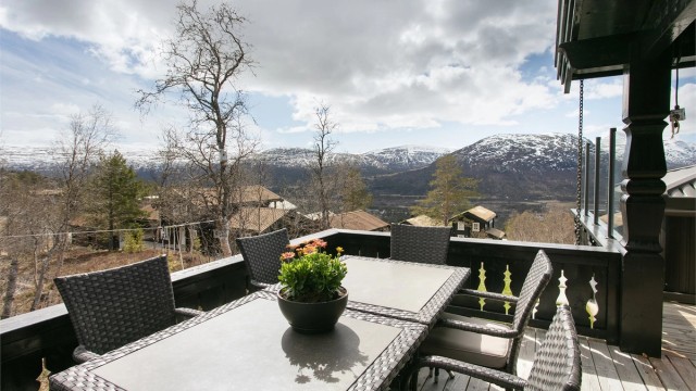 Uteplassen er tilrettelagt for måltider med utsikt over fjellandskapet.