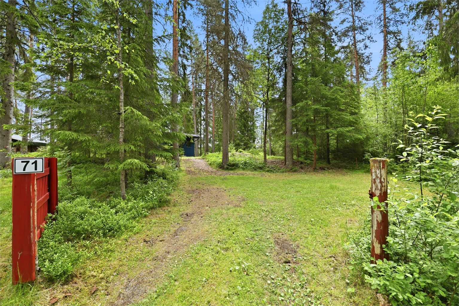 Innkjøring til eiendommen og parkeringsplassen
