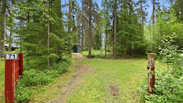 Innkjøring til eiendommen og parkeringsplassen