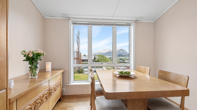 Spisestuen har god plass til et større spisebord og er en naturlig del av oppholdsrommet.