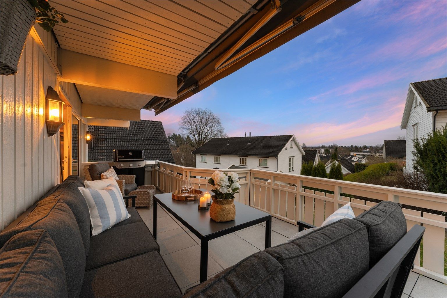 Terrassen på 20 m² har god plass til en romslig sittegruppe og grill.