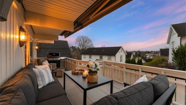 Terrassen på 20 m² har god plass til en romslig sittegruppe og grill.