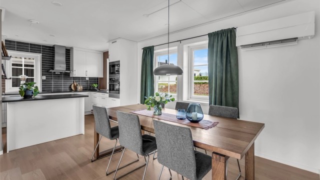 Oppvarmingen av boligen skjer i en kombinasjon mellom bruk av gulvvarme/ varmekabler i enkelte rom, radiatorer/ vannbåren varme og varmepumpe plassert i stuen.