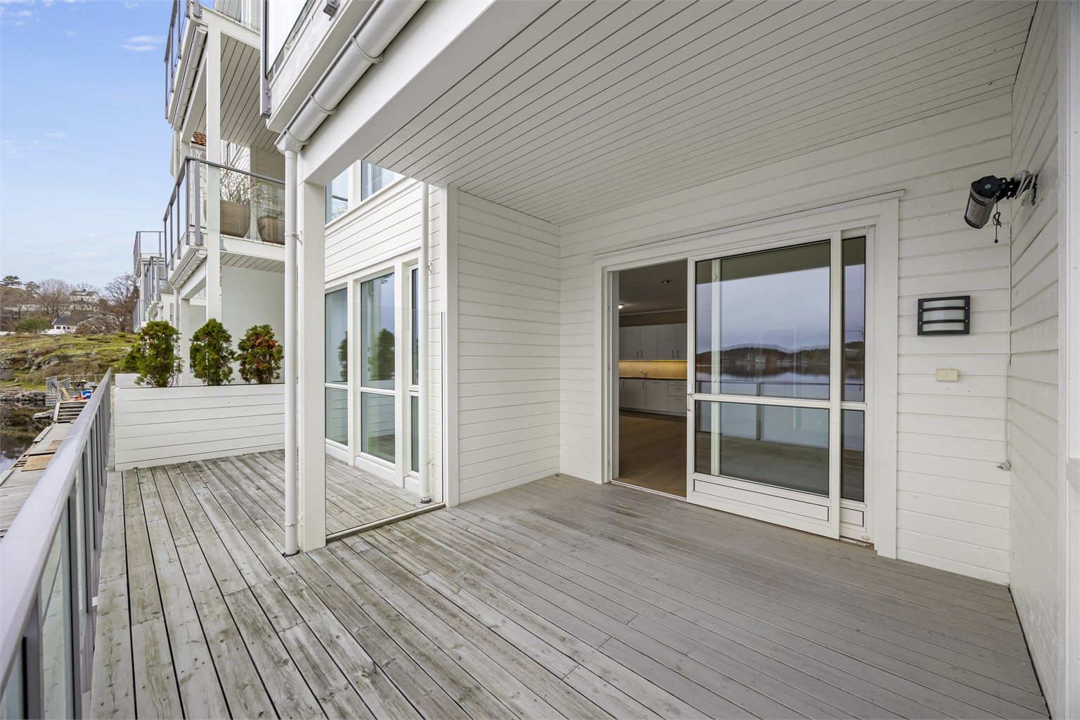 Terrasse - Her skinner sola fra tidlig morgen til ca. kl. 18 (midtsommers). Ønsker man mer sol utover kvelden kan man enten benytte fellesarealer eller ta båten ut i solfylte Hølen.