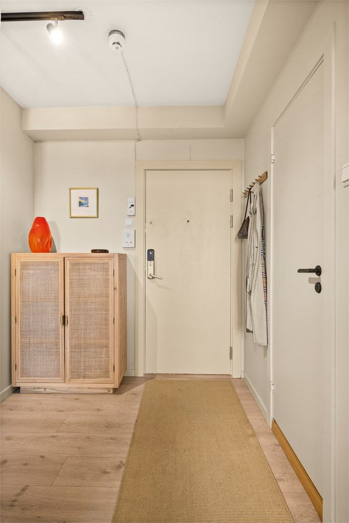 Entrédøren er lyd- og brannklassifisert og utstyrt med Yale Doorman.