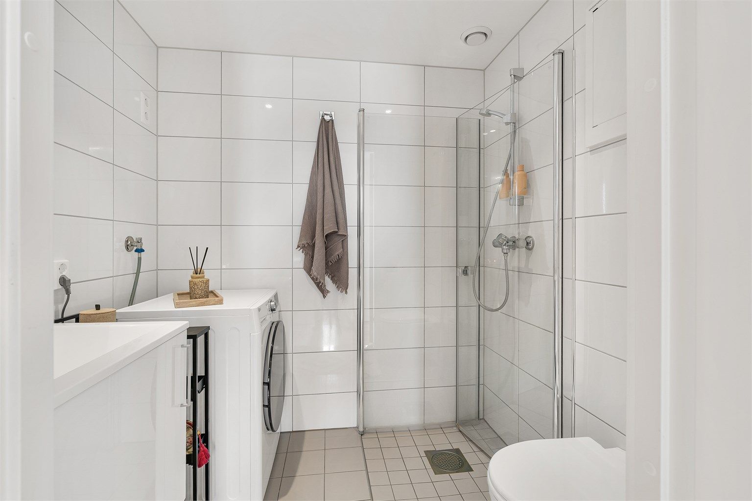 Badet er utstyrt med vegghengt toalett, servantinnredning og er tilkoblet boligens balanserte ventilasjonsanlegg.