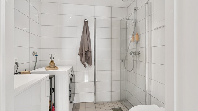 Badet er utstyrt med vegghengt toalett, servantinnredning og er tilkoblet boligens balanserte ventilasjonsanlegg.