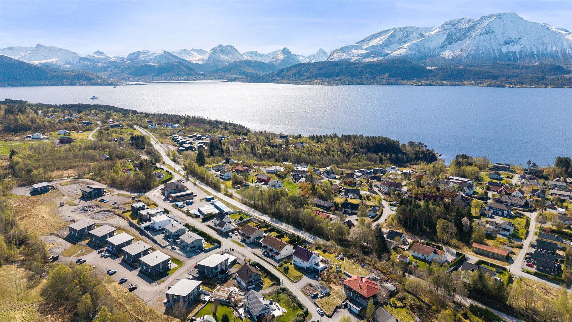 Emblem byr på naturskjønne omgivelser med nærhet til sjøen og de majestetiske Sunnmørsalpene.