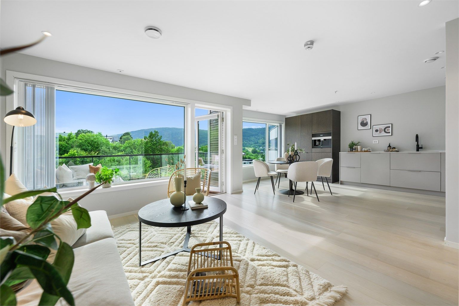 Fantoftvegen 15! Lekker toppleilighet. Store vindusflater og svært romslig åpen stue- og kjøkkenløsning. 