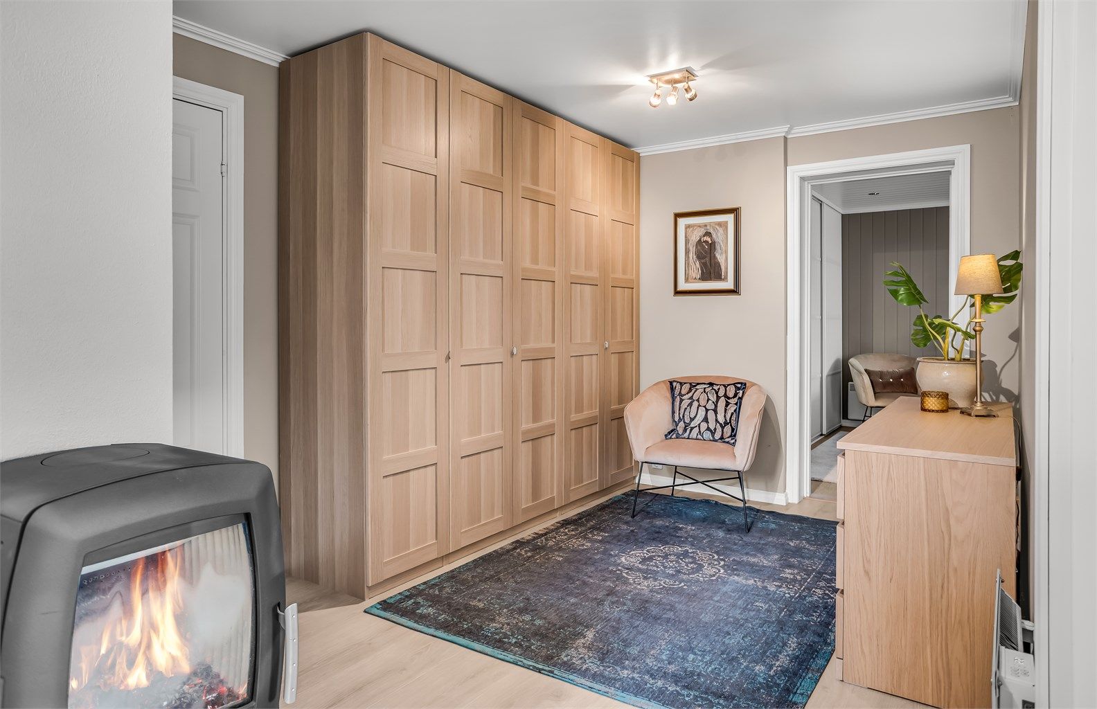 Gangen i underetasjen er utstyrt med peisovn og romslig garderobe.
