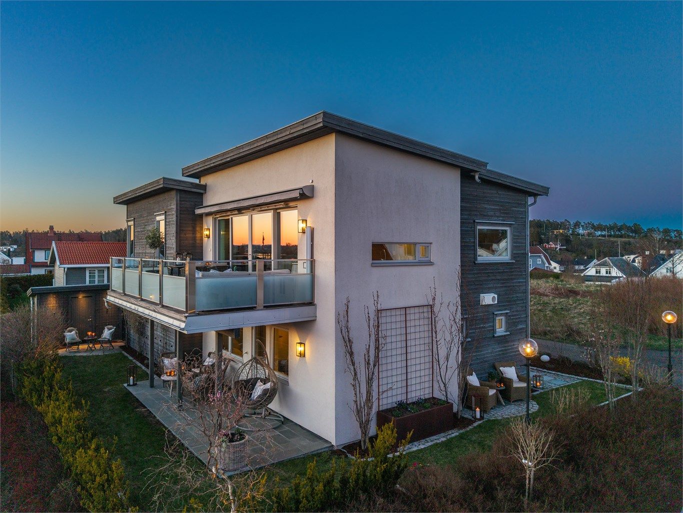 Boligen er høyt og fritt plassert for optimale solforhold. Her er det flere uteplasser, inkludert en stor balkong i andre etasje og en markterrasse med utgang fra første etasje.