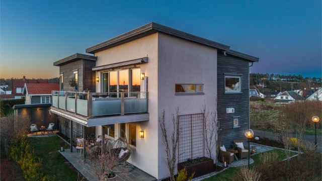 Boligen er høyt og fritt plassert for optimale solforhold. Her er det flere uteplasser, inkludert en stor balkong i andre etasje og en markterrasse med utgang fra første etasje.