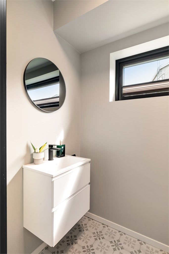 Praktisk toalettrom med adgang fra entré