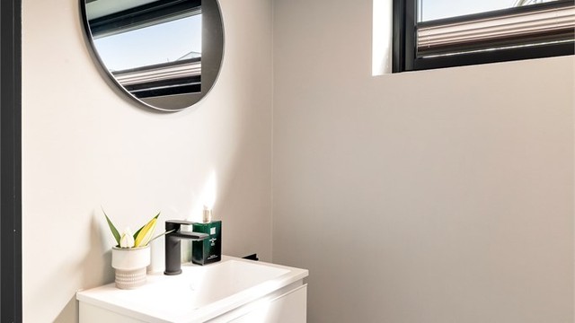 Praktisk toalettrom med adgang fra entré