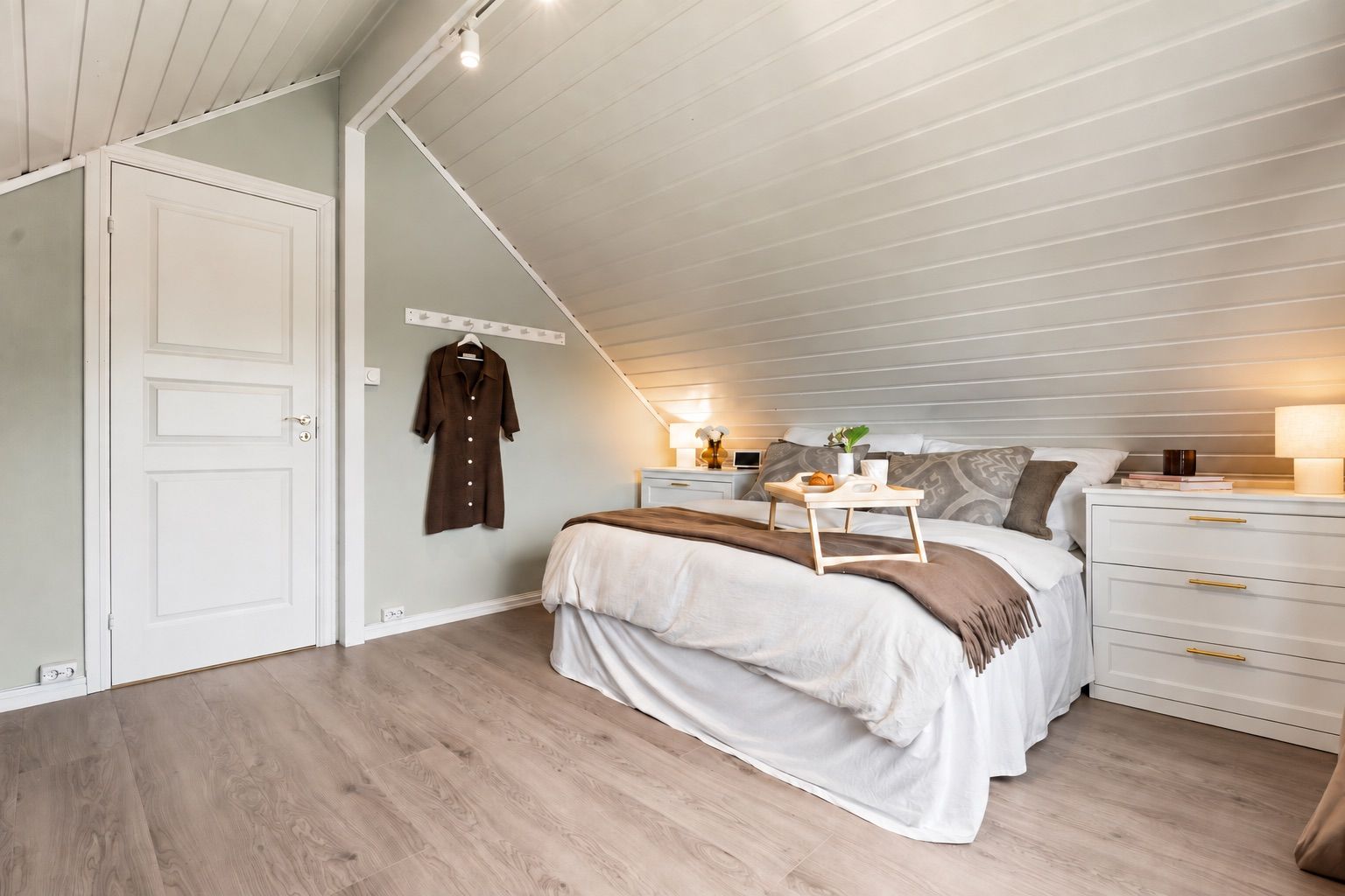 Laminat på gulv og god plass til oppbevaringsmøbler i soverommet.