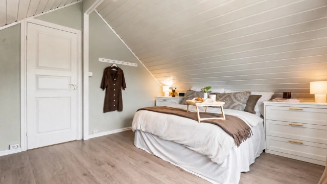 Laminat på gulv og god plass til oppbevaringsmøbler i soverommet.