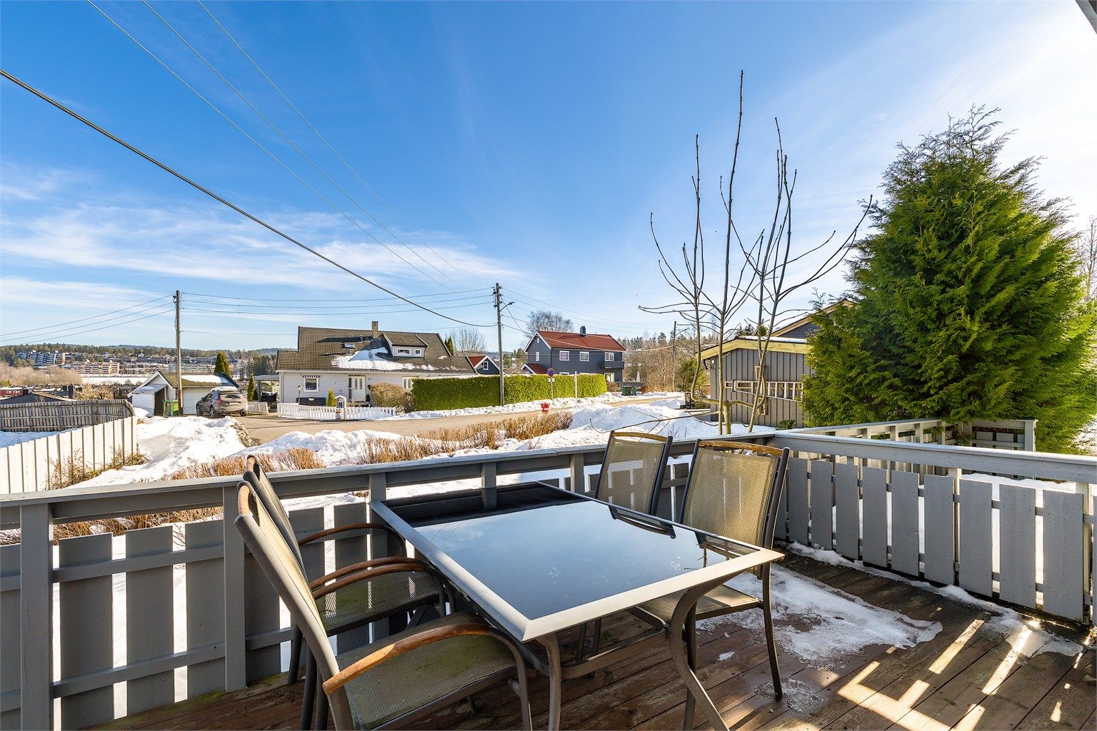 Fra kjøkkenet er det utgang til en romslig terrasse på 18 m². Her er det sol fra tidlig morgen til godt utpå dagen. 