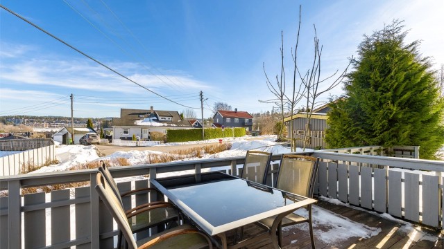 Fra kjøkkenet er det utgang til en romslig terrasse på 18 m². Her er det sol fra tidlig morgen til godt utpå dagen.