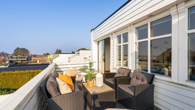 God plass til hagemøbler på balkongen.