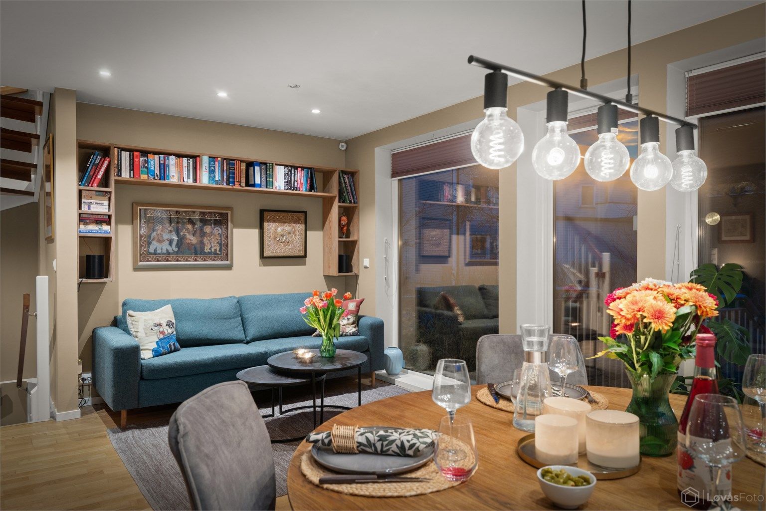 Utsikt fra stuen mot trapperommet og de plassbygde hyllene.