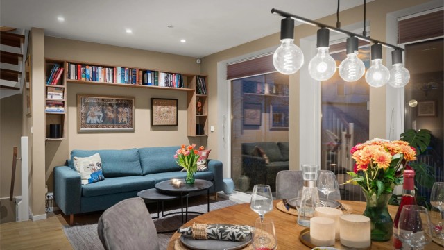 Utsikt fra stuen mot trapperommet og de plassbygde hyllene.