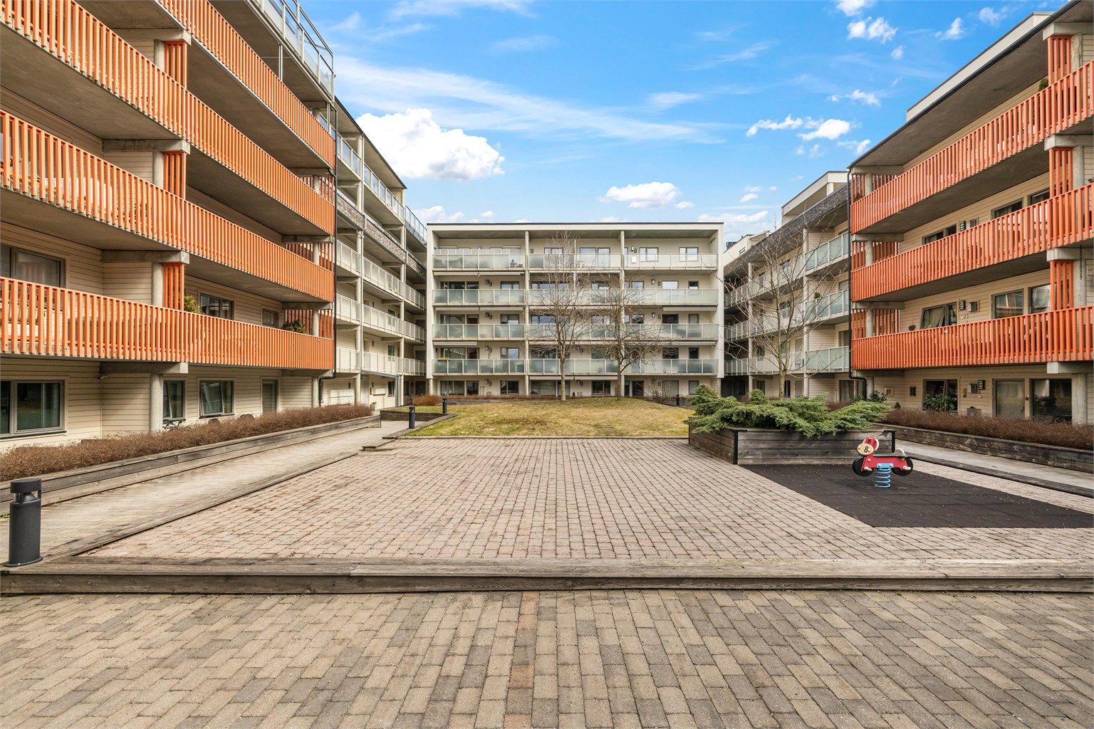 Felles inngangsparti med videre heis- og trappeadkomst til leilighetens etasjeplan (2. etasje).