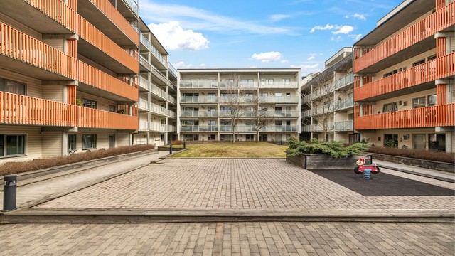 Felles inngangsparti med videre heis- og trappeadkomst til leilighetens etasjeplan (2. etasje).