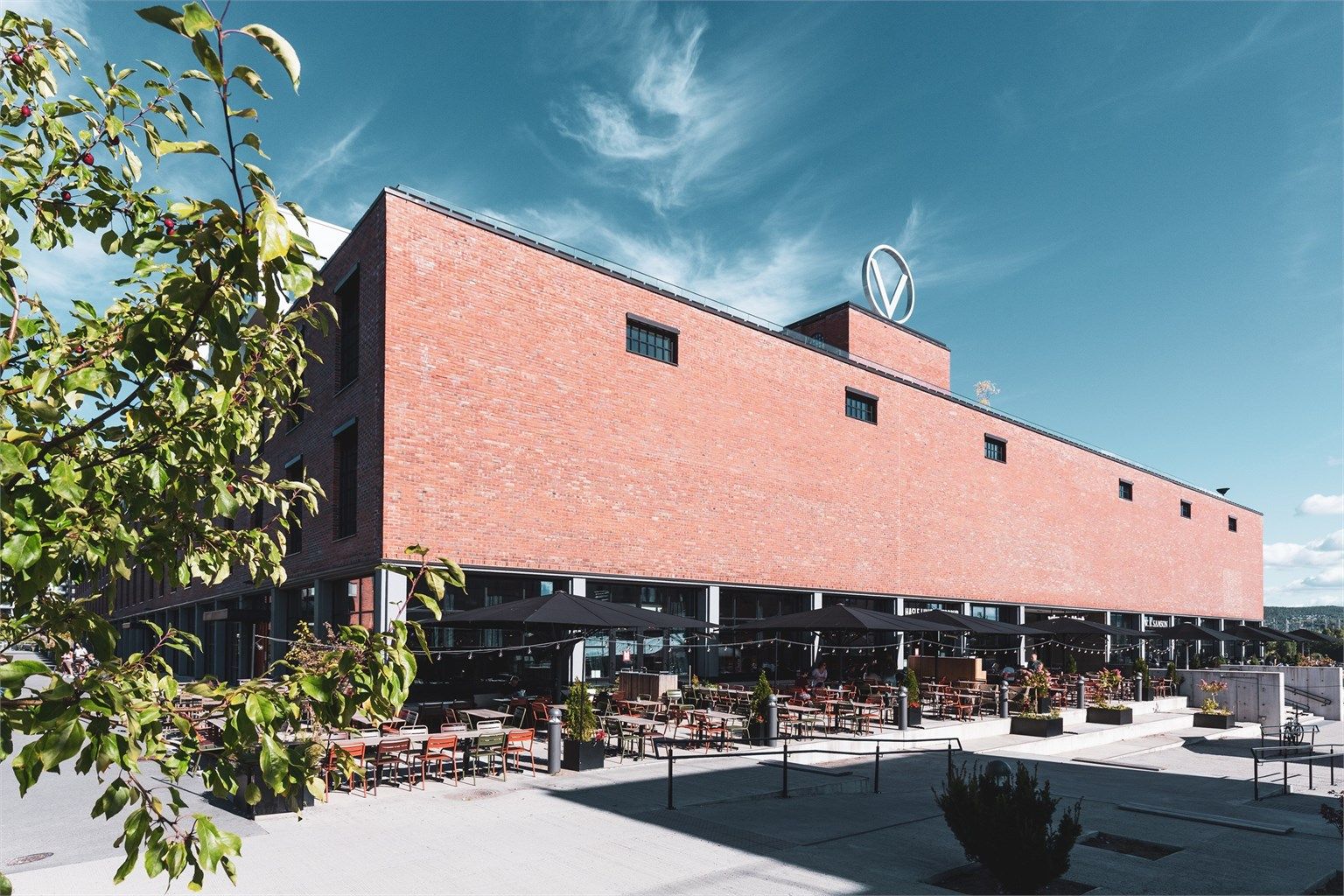 Det ikoniske Vinslottet på Hasle huset tidligere Vinmonopolets tapperi, og er i dag et levende møtepunkt med butikker, frisører og spisesteder som 8 Fish Sushi og Hasle Linie Gastropub.