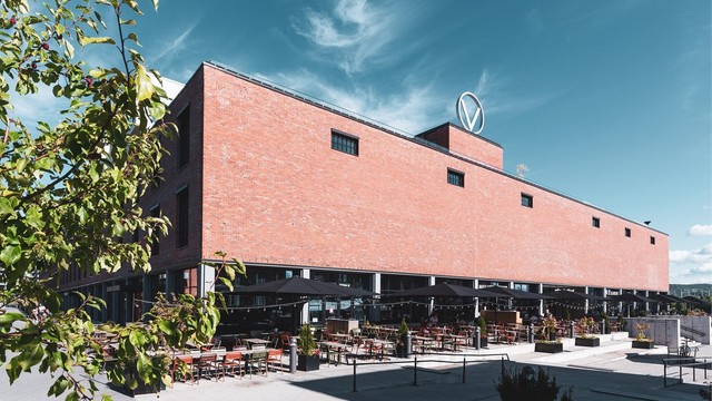 Det ikoniske Vinslottet på Hasle huset tidligere Vinmonopolets tapperi, og er i dag et levende møtepunkt med butikker, frisører og spisesteder som 8 Fish Sushi og Hasle Linie Gastropub.