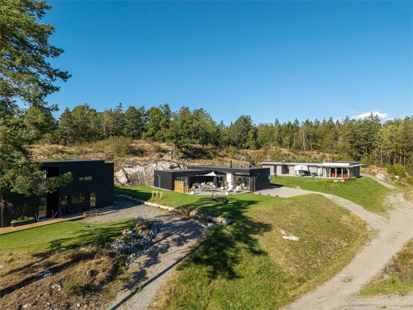 Hytta er en del av et nyere hyttefelt på Bjørkøya.