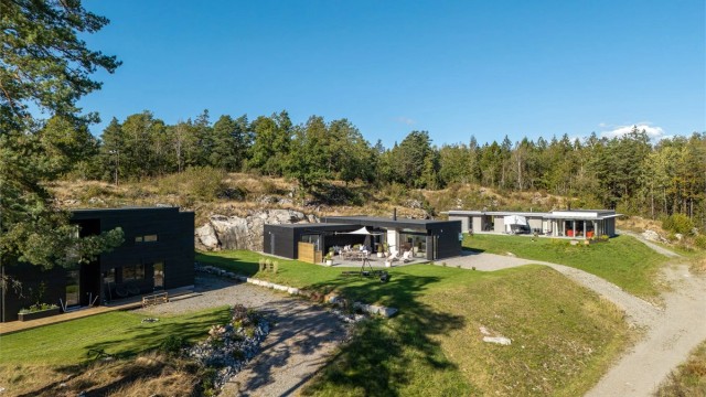 Hytta er en del av et nyere hyttefelt på Bjørkøya.
