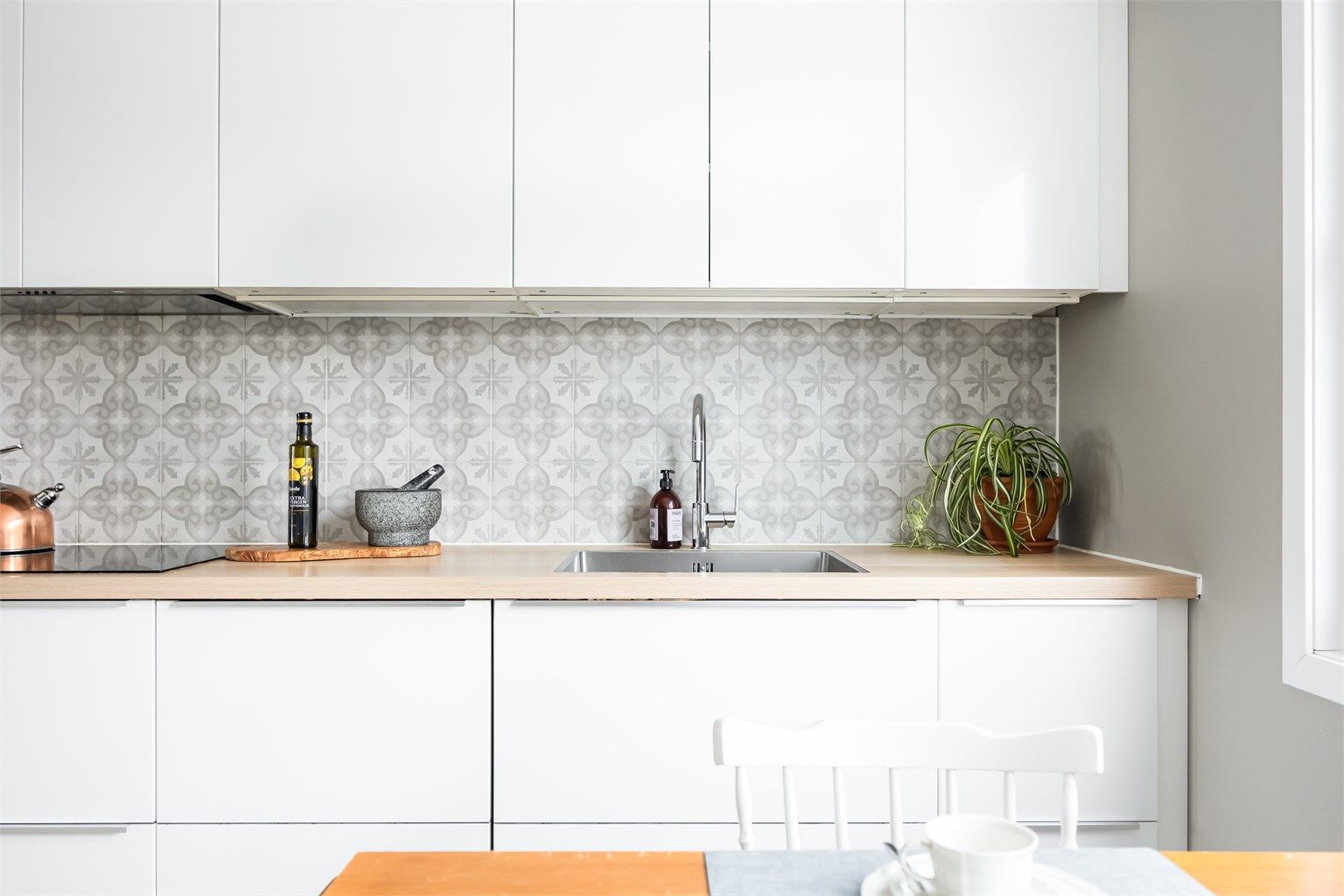 Nedsenket oppvaskkum i rustfritt stål med ett-greps armatur og uttrekk/spylefunksjon.