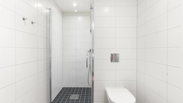 Badet er videre innredet med dusj, vegghengt toalett og elektriske varmekabler.