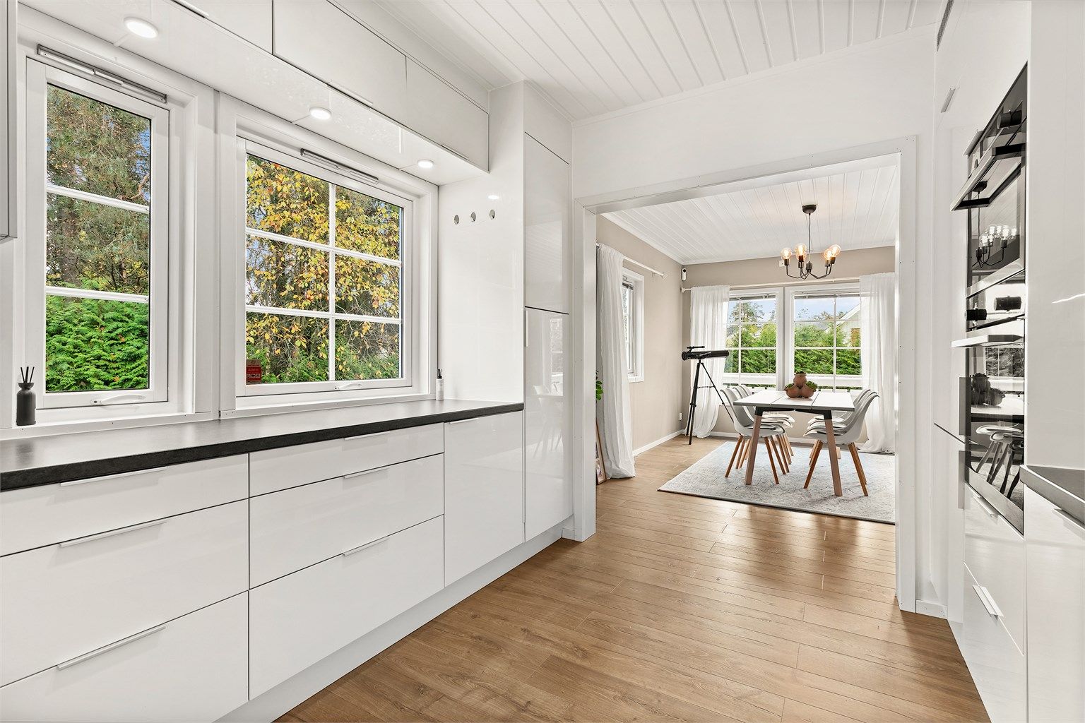 Kjøkkenet får også inn masse naturlig lys fra både stuen og vinduet på kjøkkenet.