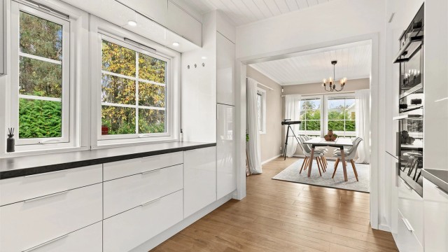 Kjøkkenet får også inn masse naturlig lys fra både stuen og vinduet på kjøkkenet.