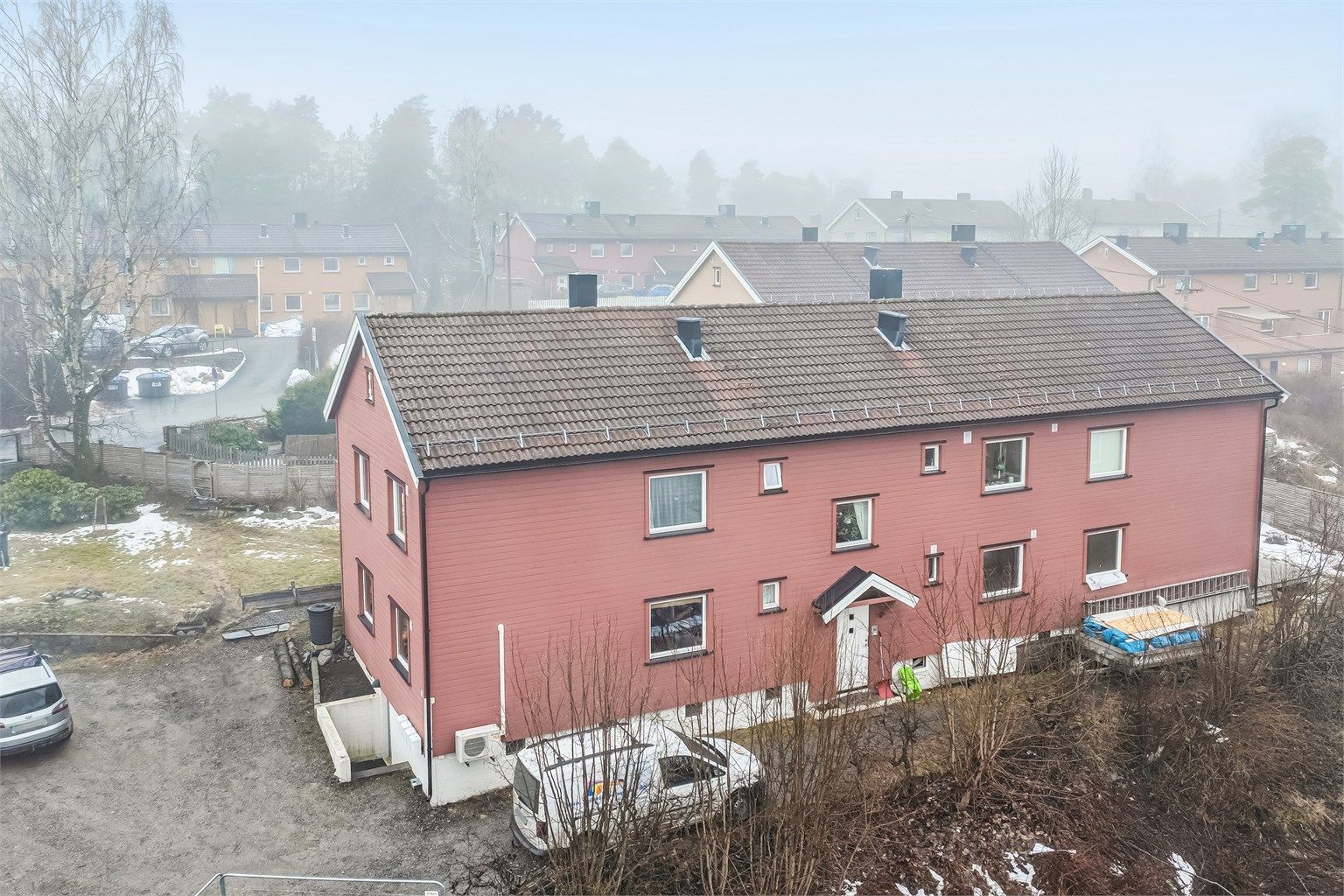 Lys og pen selveierleilighet over to plan med arealeffektiv planløsning, plassert i første etasje av 4-mannsboligen.