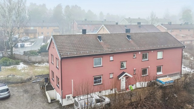 Lys og pen selveierleilighet over to plan med arealeffektiv planløsning, plassert i første etasje av 4-mannsboligen.