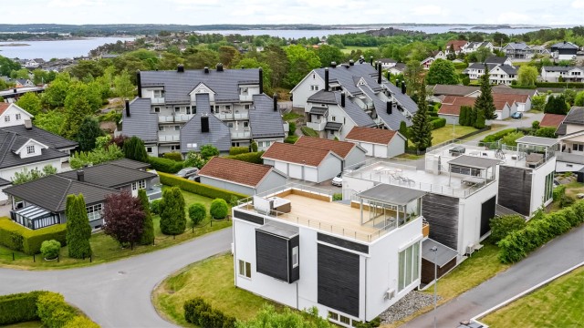 Nordre Gjekstadskog 22 ligger i en blindvei, og her kan en trygt slippe ungen ut for lek og moro i trygge og rolige omgivelser.