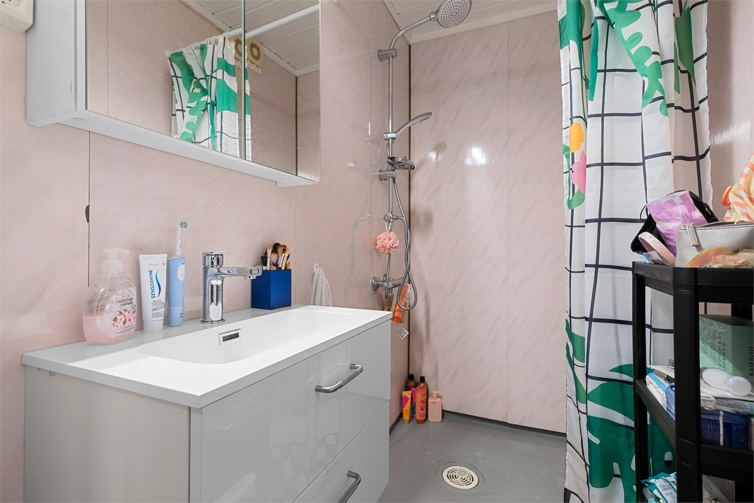Badet har en praktisk løsning med servantinnredning og dusjsone. Leiligheten ha videre saparat toalettrom som opprinnelig er byggemeldt som en del av gangen. Det foreligger ikke søknad om bruksendring fra tilleggsdel til hoveddel. 