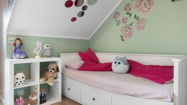 Skråtaket gir en lun og hyggelig atmosfære på barnerommet.