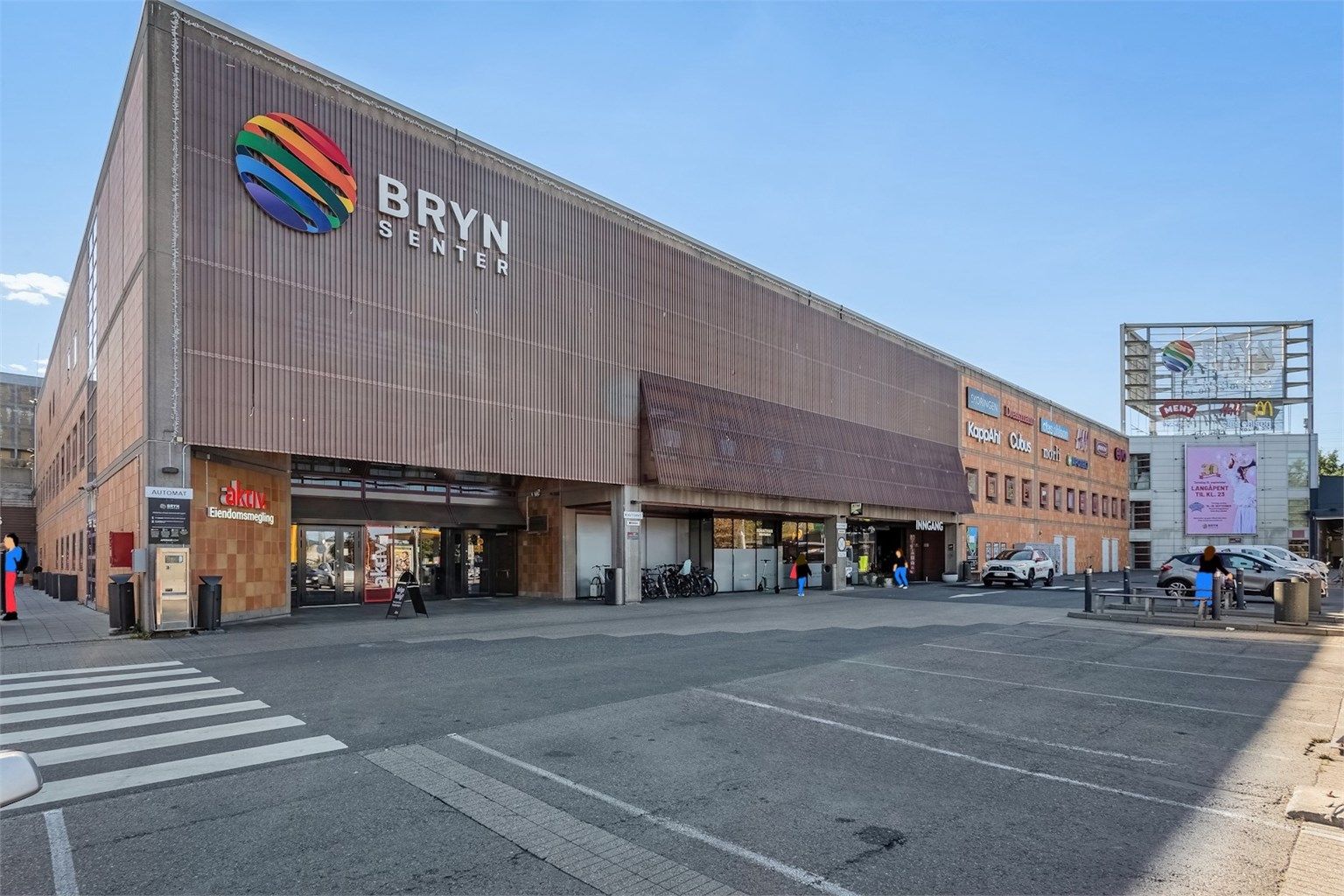 Bryn Senter ligger en kort kjøretur unna, med et bredt utvalg av butikker og servicetilbud.