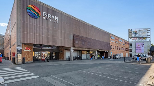 Bryn Senter ligger en kort kjøretur unna, med et bredt utvalg av butikker og servicetilbud.