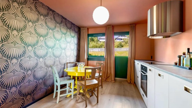 Kjøkkenet er utstyrt med oppvaskkum med armatur, integrert stekeovn, platetopp og oppvaskmaskin, samt plass til frittstående kjøle- og fryseskap.
