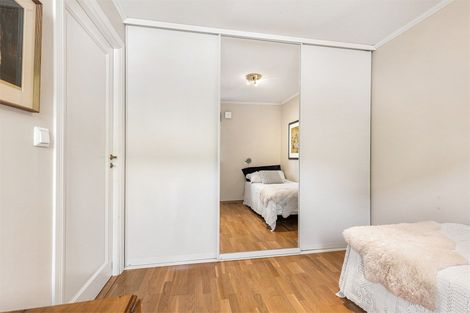 Stor skyvedørsgarderobe på rommet (Boden på soverom 1 har blitt innlemmet uten bruksendring)
