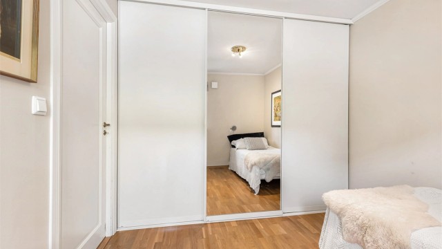 Stor skyvedørsgarderobe på rommet (Boden på soverom 1 har blitt innlemmet uten bruksendring)