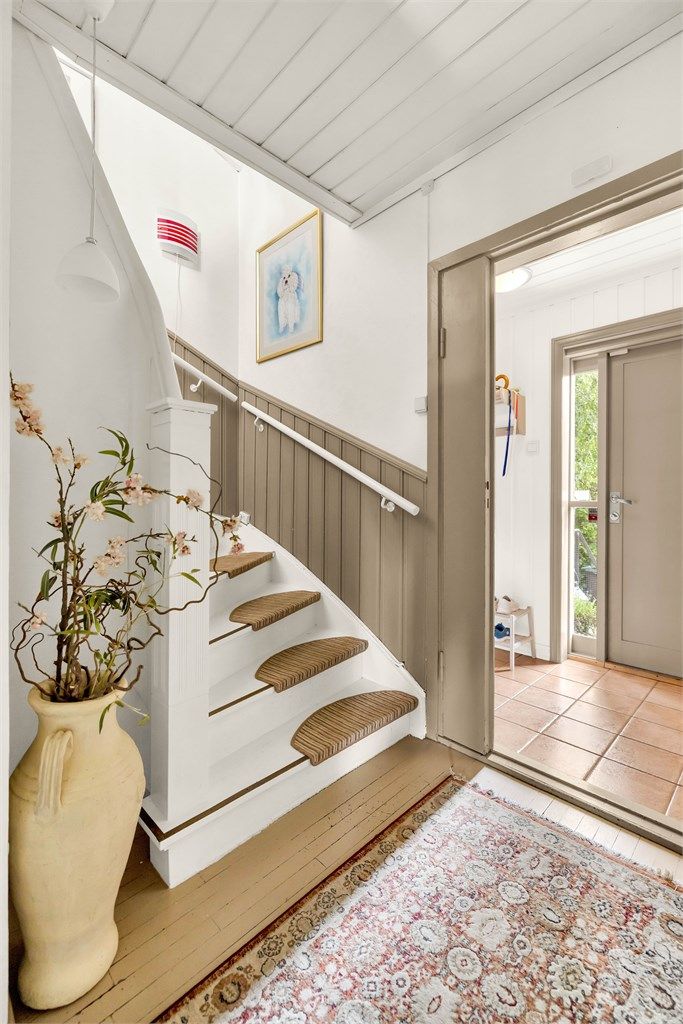 Oppgangen til 2. etasje skjer via innvendig tretrapp. 