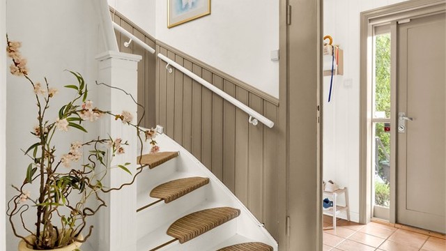 Oppgangen til 2. etasje skjer via innvendig tretrapp.