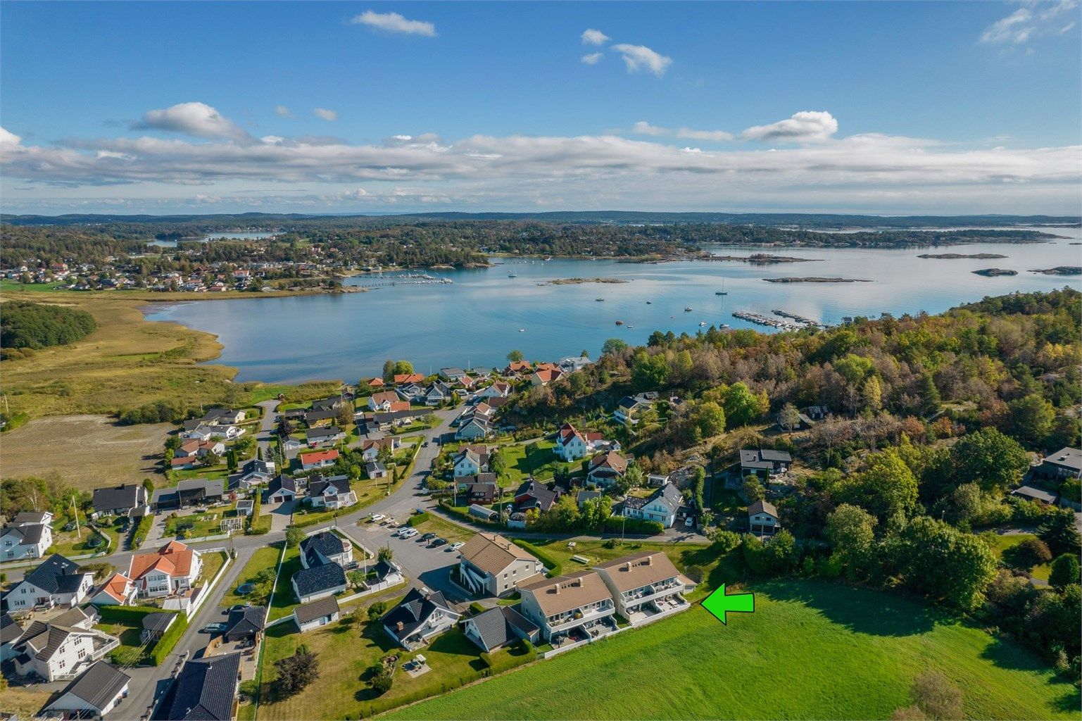 En trenger ikke å reise på sommerferie når en bor i Lahelle, her er det umiddelbar avstand til butikk, turområde, fotballbaner, lekeplasser, flere badestrender og vakre Lahellefjorden