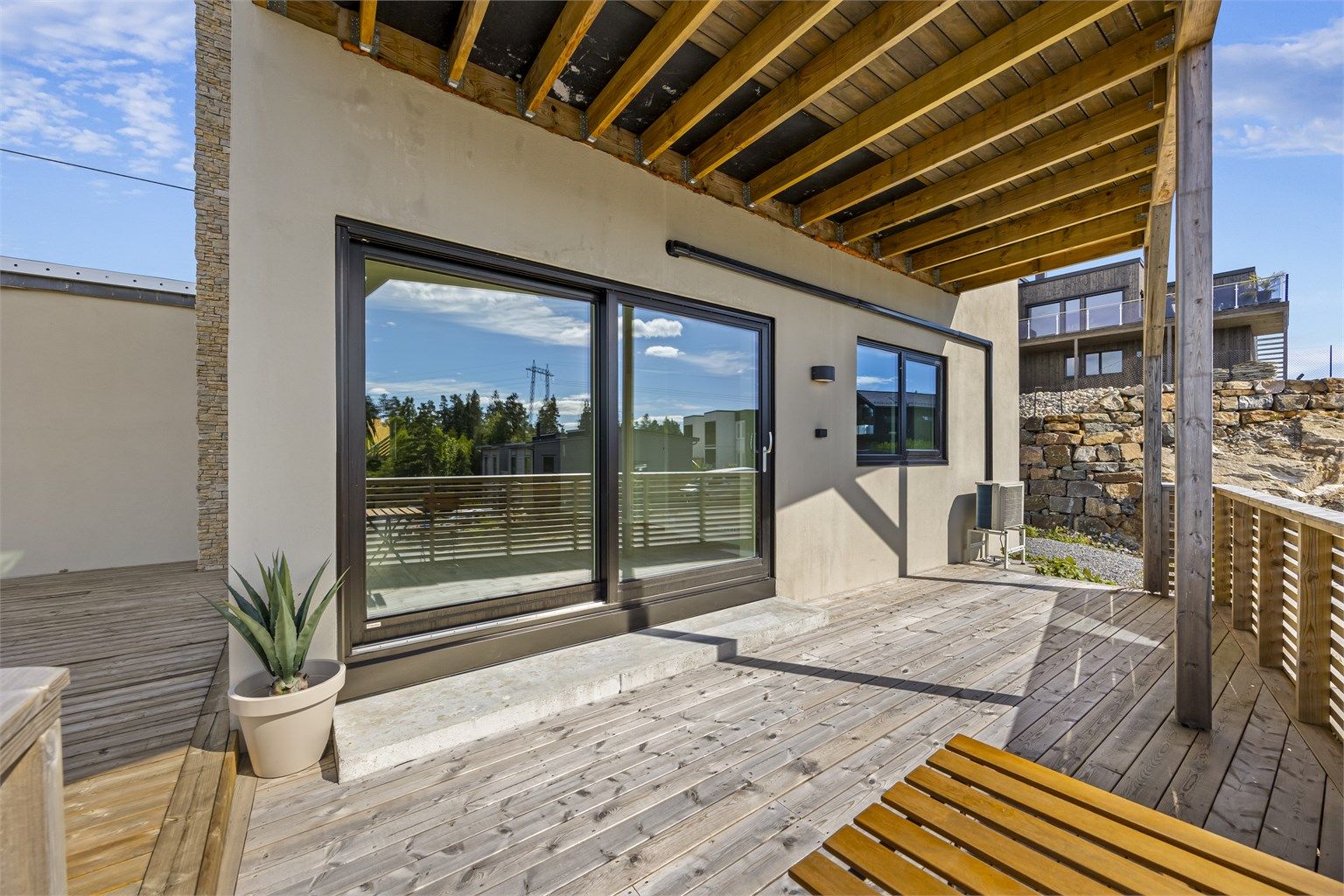 Stor terrasse med utsikt og god plass til utemøbler og grill. Her kan man sitte helt usjenert og nyte sola.