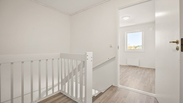 Innvendige overflater i 2. etasje: Laminat på gulv. Malte vegger. Malt himling.